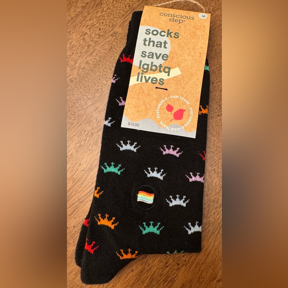LGBTQ Socks * 1 pair UNISEX size M * Men’s 8-13 * Women’s 9-14 * Crowns * FLAG *